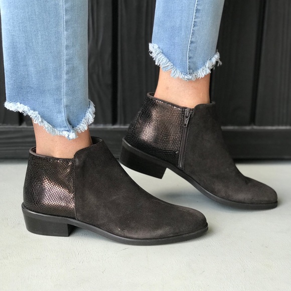 Dual Tone Textured Low Cut Chelsea Ankle Bootie - Picture 8 of 8